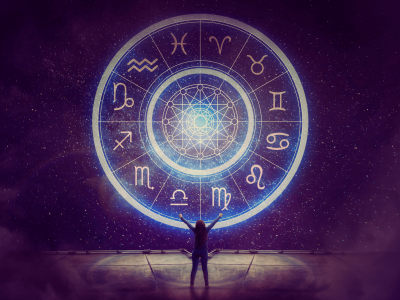 image-femme-roue-astro Photo d'une roue astrologique avec une femme devant qui lève les bras vers le ciel